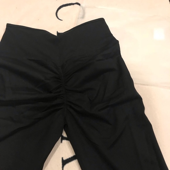 1x Peachy Scrunch Butt Leggings ESSENTIAL BLACK - Picture 4 of 9